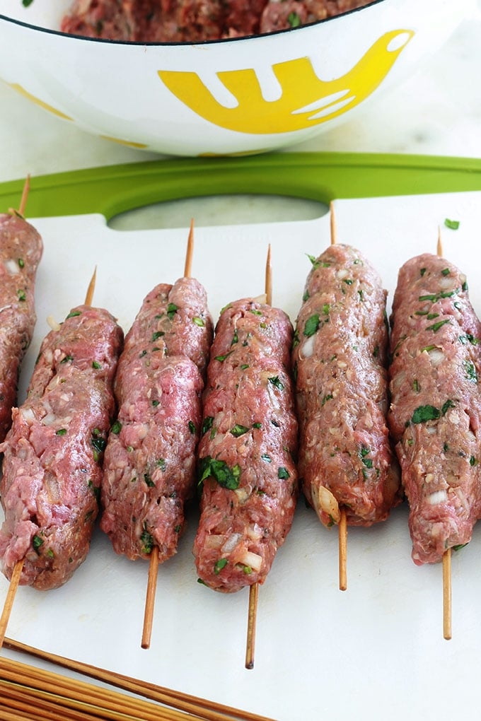 Apprenez à faire des brochettes de kefta à la marocaine : c’est facile, rapide (moins de 20 minutes), et ça plaît à tout le monde. Recette simple : viande hachée, oignon, ail, épices et herbes fines. Même pas besoin de laisser mariner. Cuisson au barbecue, grill du four, plancha ou poêle.