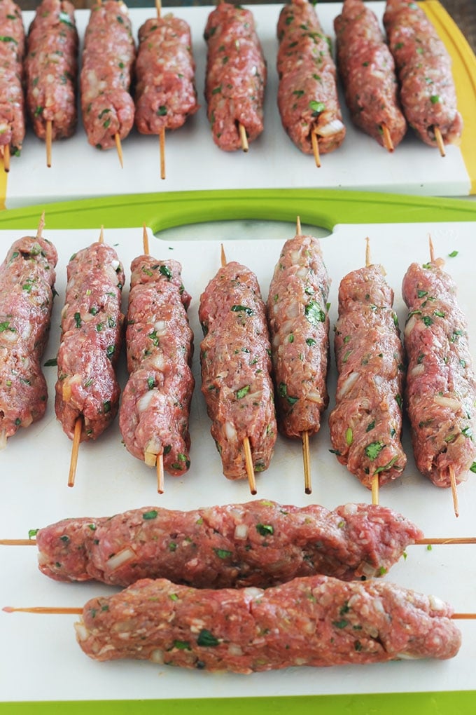 Apprenez à faire des brochettes de kefta à la marocaine : c’est facile, rapide (moins de 20 minutes), et ça plaît à tout le monde. Recette simple : viande hachée, oignon, ail, épices et herbes fines. Même pas besoin de laisser mariner. Cuisson au barbecue, grill du four, plancha ou poêle.