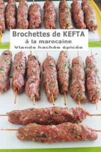 Apprenez à faire des brochettes de kefta à la marocaine : c’est facile, rapide (moins de 30 minutes), et ça plaît à tout le monde. Recette simple : viande hachée, oignon, ail, épices et herbes fines. Même pas besoin de laisser mariner. Cuisson au barbecue, grill du four, plancha ou poêle.