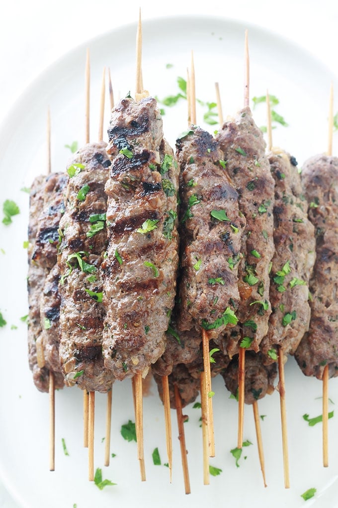 Apprenez à faire des brochettes de kefta à la marocaine : c’est facile, rapide (moins de 20 minutes), et ça plaît à tout le monde. Recette simple : viande hachée, oignon, ail, épices et herbes fines. Même pas besoin de laisser mariner. Cuisson au barbecue, grill du four, plancha ou poêle.