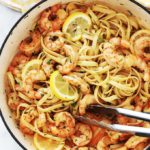 Ces pâtes aux crevettes à l'ail et citron sont divines. Une recette facile et rapide (15 minutes en tout). Peu d’ingrédients : pâtes, crevettes, ail, citron, huile d’olive (et/ou beurre), aromates. Plat complet, rapide et idéal pour les jours de semaine ou quand vous manquez de temps.