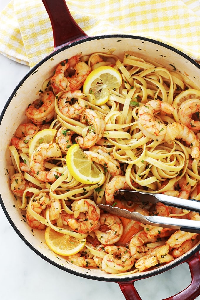 Ces pâtes aux crevettes à l'ail et citron sont divines. Une recette facile et rapide (15 minutes en tout). Peu d’ingrédients : pâtes, crevettes, ail, citron, huile d’olive (et/ou beurre), aromates. Plat complet, rapide et idéal pour les jours de semaine ou quand vous manquez de temps.