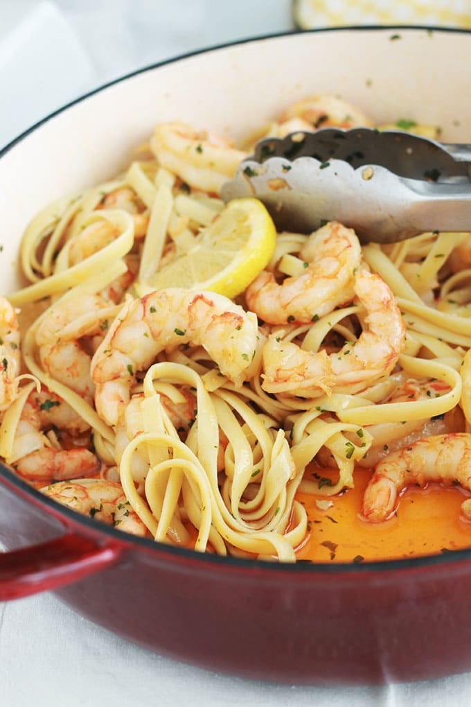 Ces pâtes aux crevettes à l'ail et citron sont divines. Une recette facile et rapide (15 minutes en tout). Peu d’ingrédients : pâtes, crevettes, ail, citron, huile d’olive (et/ou beurre), aromates. Plat complet, rapide et idéal pour les jours de semaine ou quand vous manquez de temps.