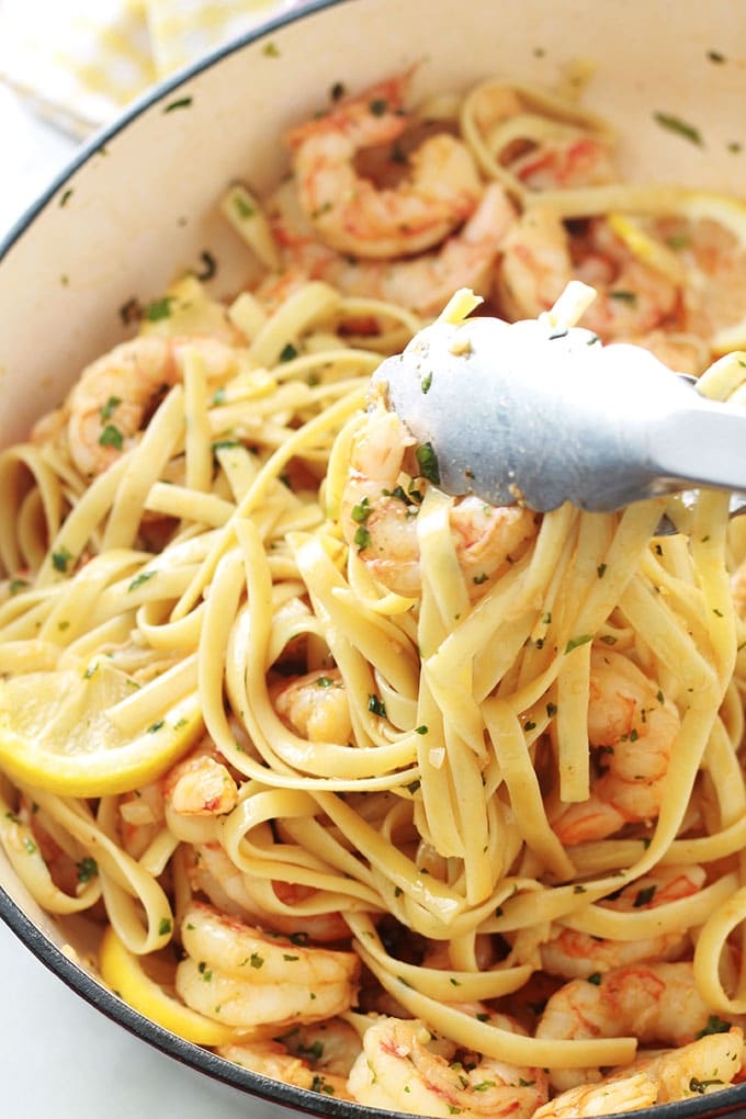 Ces pâtes aux crevettes à l'ail et citron sont divines. Une recette facile et rapide (15 minutes en tout). Peu d’ingrédients : pâtes, crevettes, ail, citron, huile d’olive (et/ou beurre), aromates. Plat complet, rapide et idéal pour les jours de semaine ou quand vous manquez de temps.