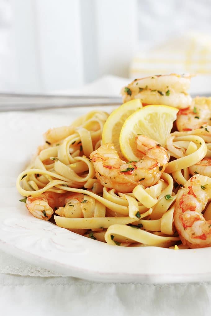 Ces pâtes aux crevettes à l'ail et citron sont divines. Une recette facile et rapide (15 minutes en tout). Peu d’ingrédients : pâtes, crevettes, ail, citron, huile d’olive (et/ou beurre), aromates. Plat complet, rapide et idéal pour les jours de semaine ou quand vous manquez de temps.