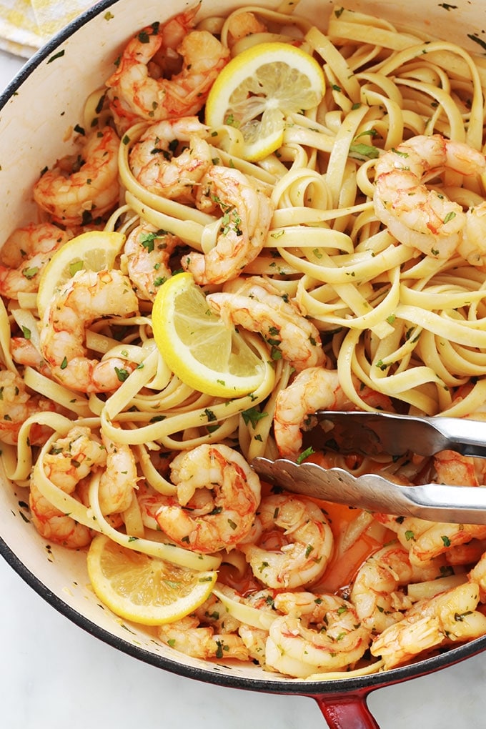 Ces pâtes aux crevettes à l'ail et citron sont divines. Une recette facile et rapide (15 minutes en tout). Peu d’ingrédients : pâtes, crevettes, ail, citron, huile d’olive (et/ou beurre), aromates. Plat complet, rapide et idéal pour les jours de semaine ou quand vous manquez de temps.