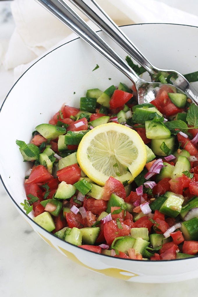 Chlada est une délicieuse salade de tomates et concombre à la marocaine. Croquante, rafraîchissante et très simple. C'est une salade d'été : des tomates, feggous ou concombre, oignon, herbes aromatiques et une vinaigrette. A servir en entrée ou en plat d’accompagnement pour des viandes, poulet ou poisson grillés.