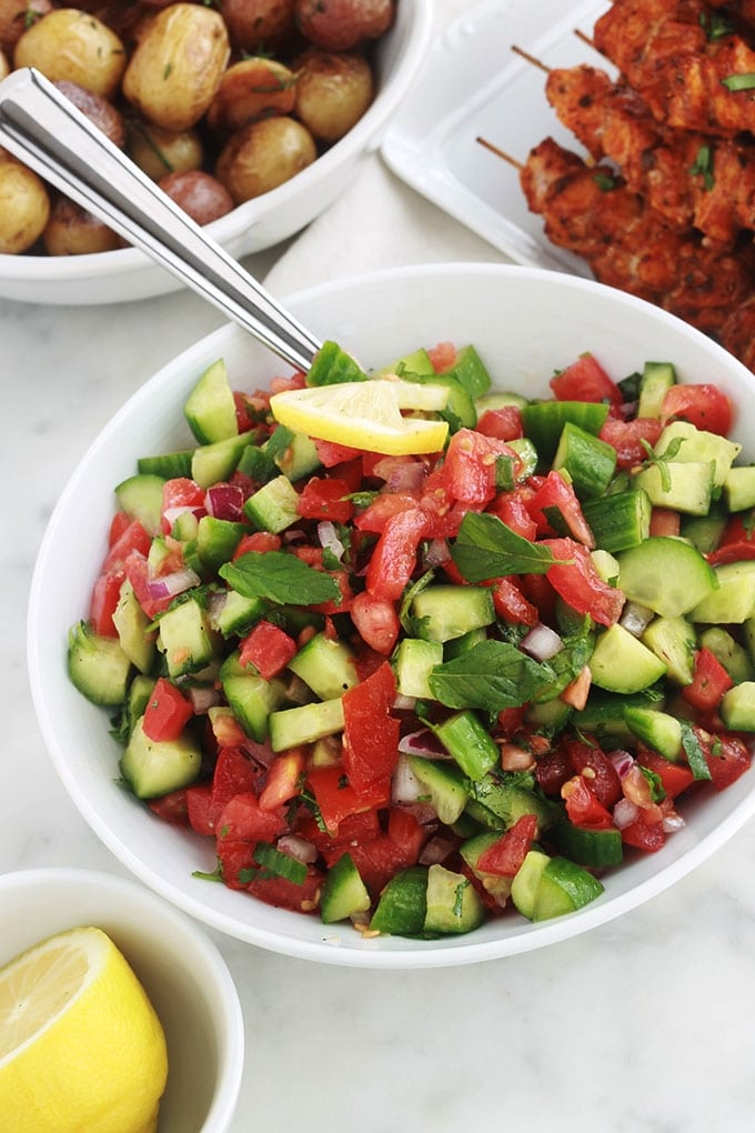 Chlada est une délicieuse salade de tomates et concombre à la marocaine. Croquante, rafraîchissante et très simple. C'est une salade d'été : des tomates, feggous ou concombre, oignon, herbes aromatiques et une vinaigrette. A servir en entrée ou en plat d’accompagnement pour des viandes, poulet ou poisson grillés.