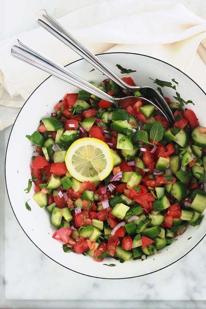 Chlada est une délicieuse salade de tomates et concombre à la marocaine. Croquante, rafraîchissante et très simple. C'est une salade d'été : des tomates, feggous ou concombre, oignon, herbes aromatiques et une vinaigrette. A servir en entrée ou en plat d’accompagnement pour des viandes, poulet ou poisson grillés.