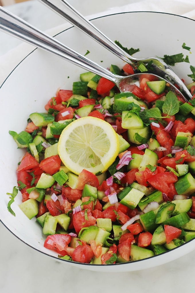 Chlada est une délicieuse salade de tomates et concombre à la marocaine. Croquante, rafraîchissante et très simple. C'est une salade d'été : des tomates, feggous ou concombre, oignon, herbes aromatiques et une vinaigrette. A servir en entrée ou en plat d’accompagnement pour des viandes, poulet ou poisson grillés.