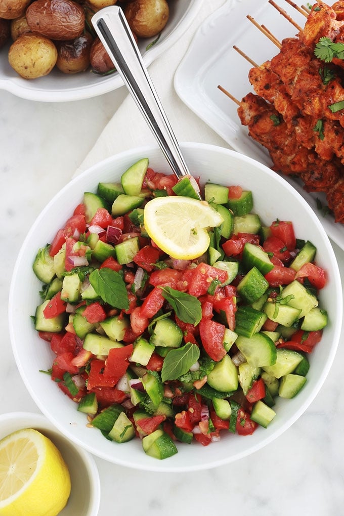 Chlada est une délicieuse salade de tomates et concombre à la marocaine. Croquante, rafraîchissante et très simple. C'est une salade d'été : des tomates, feggous ou concombre, oignon, herbes aromatiques et une vinaigrette. A servir en entrée ou en plat d’accompagnement pour des viandes, poulet ou poisson grillés.