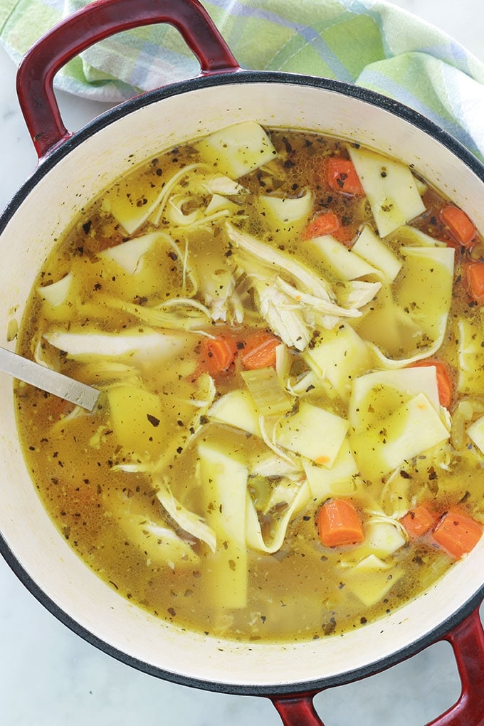 La recette de la soupe de poulet et nouilles à l’américaine. Cette soupe d’hiver aide à renforcer le système immunitaire pour prévenir et combattre le rhume et la grippe. Très simple à faire soi-même et économique : poulet, légumes (carottes, céleri, ail, oignons), épices et herbes fines, bouillon et nouilles.