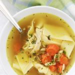 La recette de la soupe de poulet et nouilles à l’américaine. Cette soupe d’hiver aide à renforcer le système immunitaire pour prévenir et combattre le rhume et la grippe. Très simple à faire soi-même et économique : poulet, légumes (carottes, céleri, ail, oignons), épices et herbes fines, bouillon et nouilles.