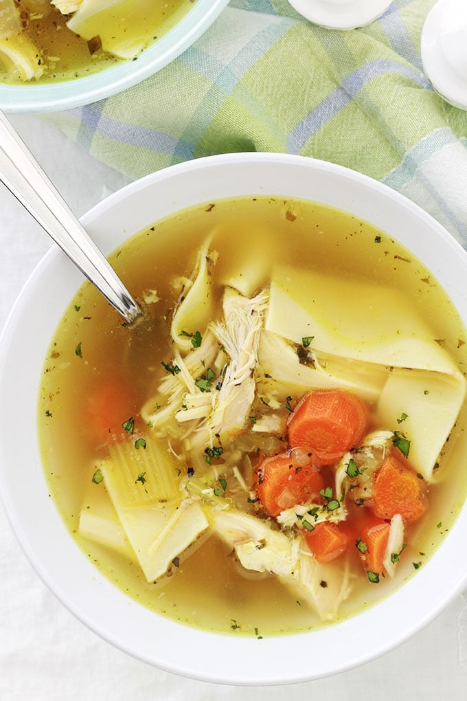 La recette de la soupe de poulet et nouilles à l’américaine. Cette soupe d’hiver aide à renforcer le système immunitaire pour prévenir et combattre le rhume et la grippe. Très simple à faire soi-même et économique : poulet, légumes (carottes, céleri, ail, oignons), épices et herbes fines, bouillon et nouilles.