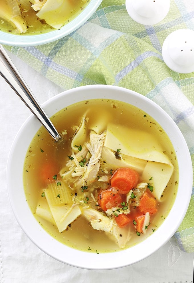 La recette de la soupe de poulet et nouilles à l’américaine. Cette soupe d’hiver aide à renforcer le système immunitaire pour prévenir et combattre le rhume et la grippe. Très simple à faire soi-même et économique : poulet, légumes (carottes, céleri, ail, oignons), épices et herbes fines, bouillon et nouilles.