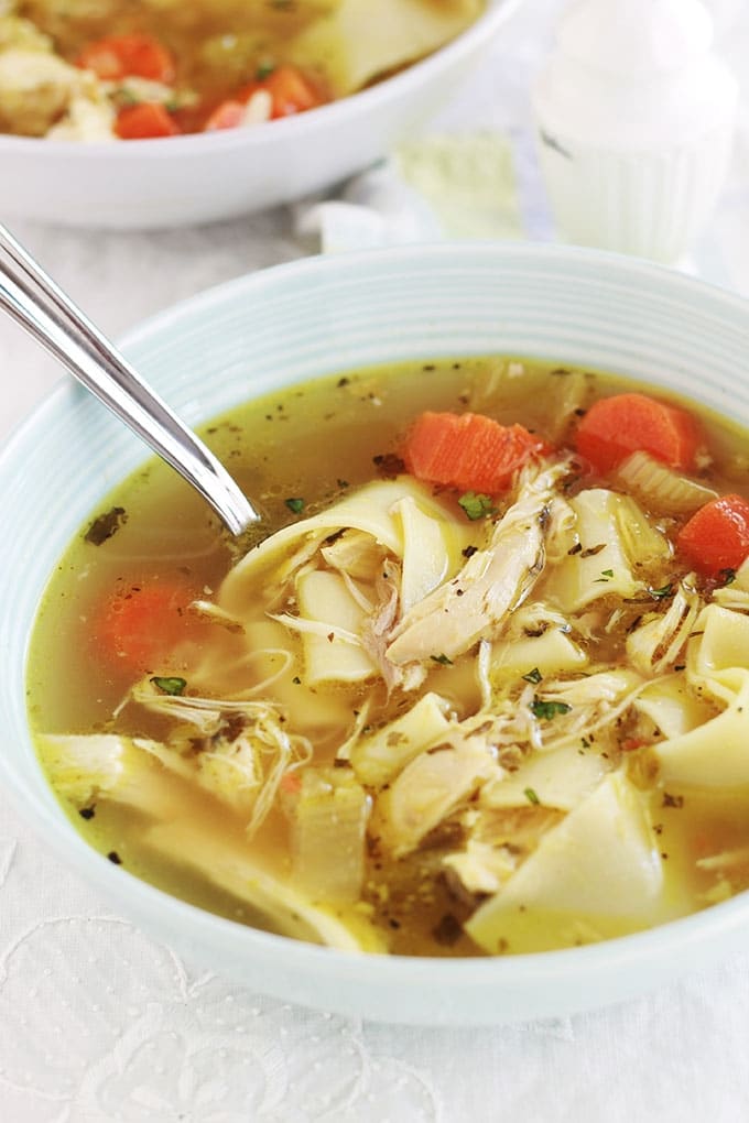 La recette de la soupe de poulet et nouilles à l’américaine. Cette soupe d’hiver aide à renforcer le système immunitaire pour prévenir et combattre le rhume et la grippe. Très simple à faire soi-même et économique : poulet, légumes (carottes, céleri, ail, oignons), épices et herbes fines, bouillon et nouilles.