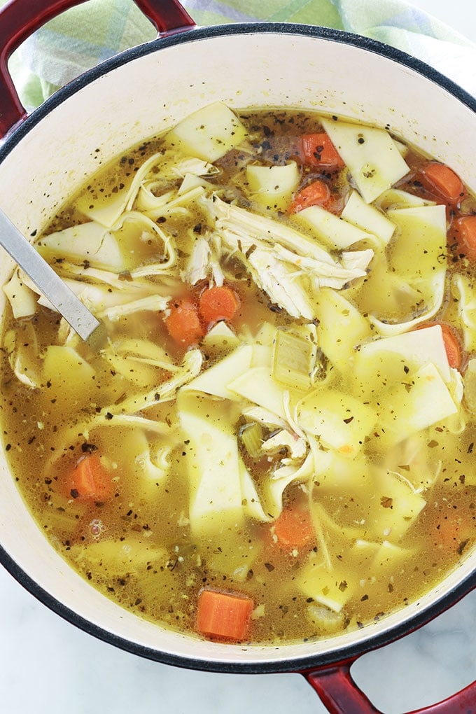 La recette de la soupe de poulet et nouilles à l’américaine. Cette soupe d’hiver aide à renforcer le système immunitaire pour prévenir et combattre le rhume et la grippe. Très simple à faire soi-même et économique : poulet, légumes (carottes, céleri, ail, oignons), épices et herbes fines, bouillon et nouilles.