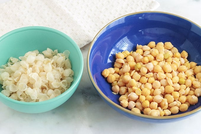 Etape de réalisation du houmous : retirer la peau des pois chiches. Mais c'est facultatif!