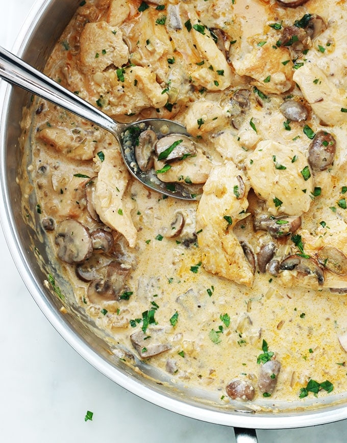 La recette du poulet stroganoff : une variante plus saine et plus économique du classique boeuf stroganoff. Un plat facile et rapide avec peu d’ingrédients : émincé de poulet et champignons une sauce crémeuse à base de crème aigre (crème sure ou crème acidulé). Peut se faire avec du yaourt pour une version encore plus allégée.