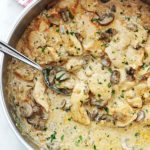 La recette du poulet stroganoff : une variante plus saine et plus économique du classique boeuf stroganoff. Un plat facile et rapide avec peu d’ingrédients : émincé de poulet et champignons une sauce crémeuse à base de crème aigre (crème sure ou crème acidulé). Peut se faire avec du yaourt pour une version encore plus allégée.