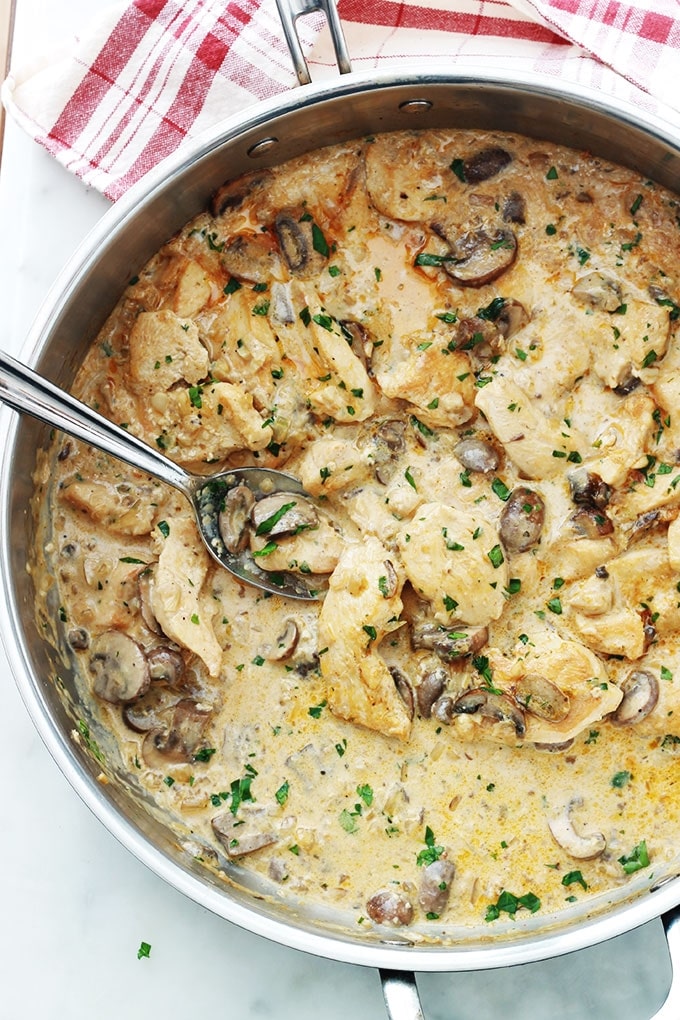 La recette du poulet stroganoff : une variante plus saine et plus économique du classique boeuf stroganoff. Un plat facile et rapide avec peu d’ingrédients : émincé de poulet et champignons une sauce crémeuse à base de crème aigre (crème sure ou crème acidulé). Peut se faire avec du yaourt pour une version encore plus allégée.