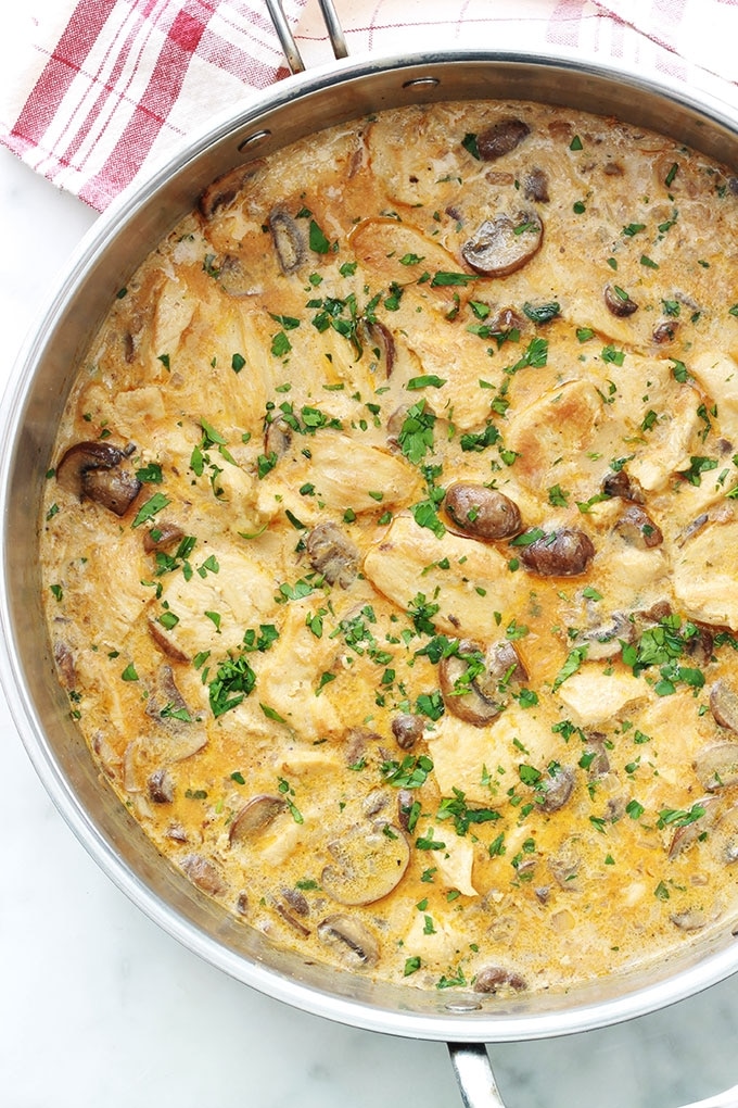 La recette du poulet stroganoff : une variante plus saine et plus économique du classique boeuf stroganoff. Un plat facile et rapide avec peu d’ingrédients : émincé de poulet et champignons une sauce crémeuse à base de crème aigre (crème sure ou crème acidulé). Peut se faire avec du yaourt pour une version encore plus allégée.