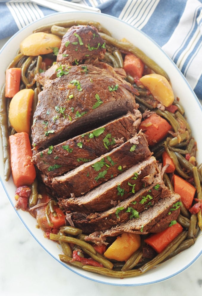 Rôti de boeuf braisé dans une cocotte, très tendre et plein de saveurs. C’est une recette facile et inratable. Un plat complet avec des légumes (haricots verts, pommes de terre, carottes, oignons, tomates). Le rôti est mijoté longuement, à feu doux. En fin de cuisson, la viande est moelleuse et juteuse. Idéal pour le repas de dimanche et pour avoir des restes pour les jours de semaine.