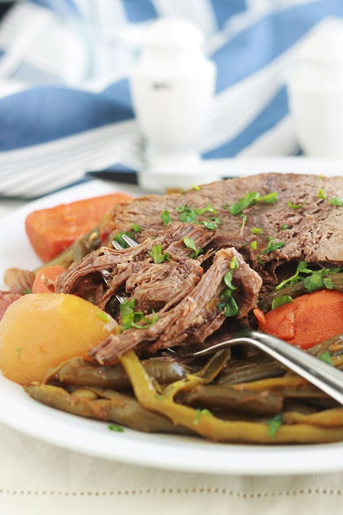 Rôti de boeuf braisé dans une cocotte, très tendre et plein de saveurs. C’est une recette facile et inratable. Un plat complet avec des légumes (haricots verts, pommes de terre, carottes, oignons, tomates). Le rôti est mijoté longuement, à feu doux. En fin de cuisson, la viande est moelleuse et juteuse. Idéal pour le repas de dimanche et pour avoir des restes pour les jours de semaine.