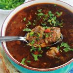 Chorba algérienne aux légumes avec des boulettes de viande hachée et pâtes langues d’oiseaux (tlitli ou orzo). Une soupe consistante, épicée et très parfumée. Servie avec un filet de jus de citron et de la coriandre ou persil haché, c’est divin!