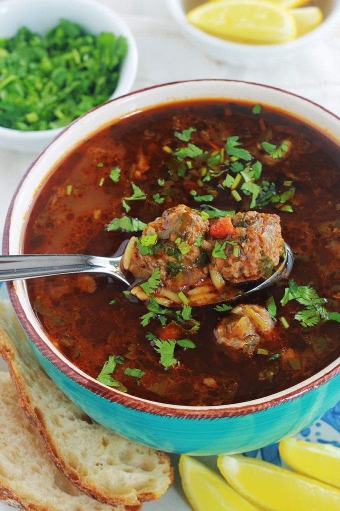 Chorba algérienne aux légumes avec des boulettes de viande hachée et pâtes langues d’oiseaux (tlitli ou orzo). Une soupe consistante, épicée et très parfumée. Servie avec un filet de jus de citron et de la coriandre ou persil haché, c’est divin!