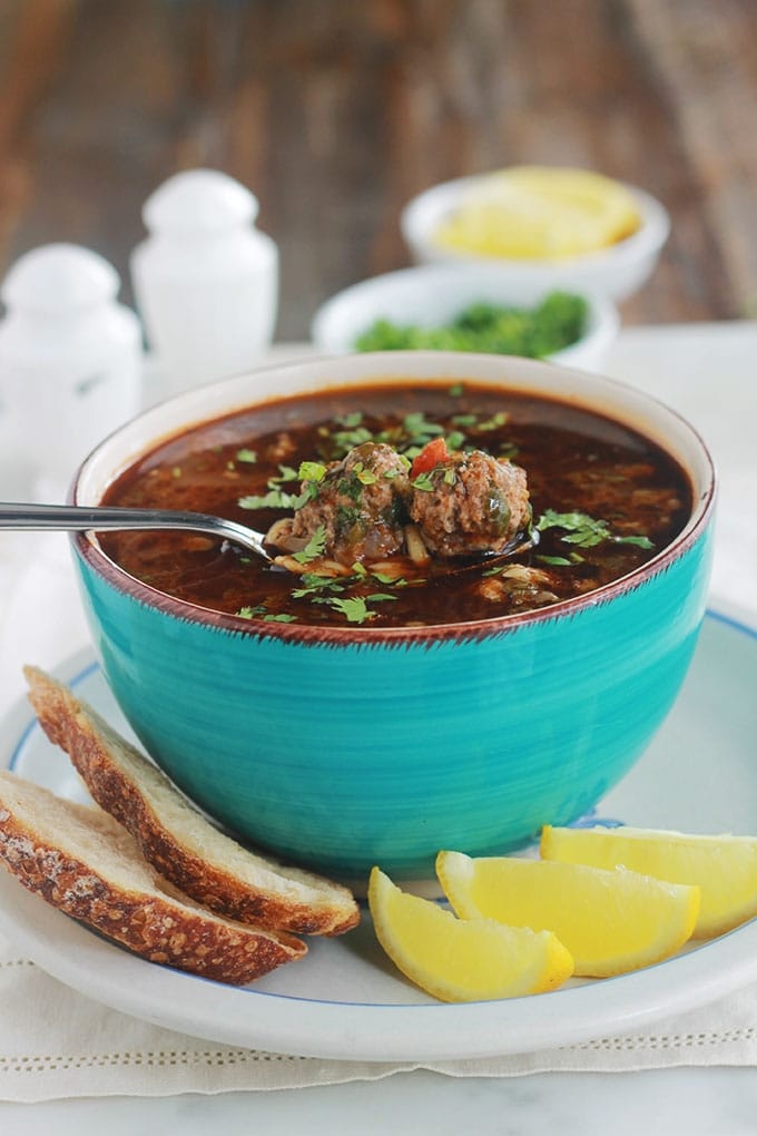 Chorba algérienne aux légumes avec des boulettes de viande hachée et pâtes langues d’oiseaux (tlitli ou orzo). Une soupe consistante, épicée et très parfumée. Servie avec un filet de jus de citron et de la coriandre ou persil haché, c’est divin!