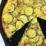 Délicieuse recette de frittata aux courgettes. Simple, rapide et facile à adapter selon vos goûts. Anti-gaspillage : en plus des courgettes, vous pouvez y ajouter des restes de légumes, de poulet rôti, poisson... Idéale au petit-déjeuner ou en plat rapide accompagné d’une salade.