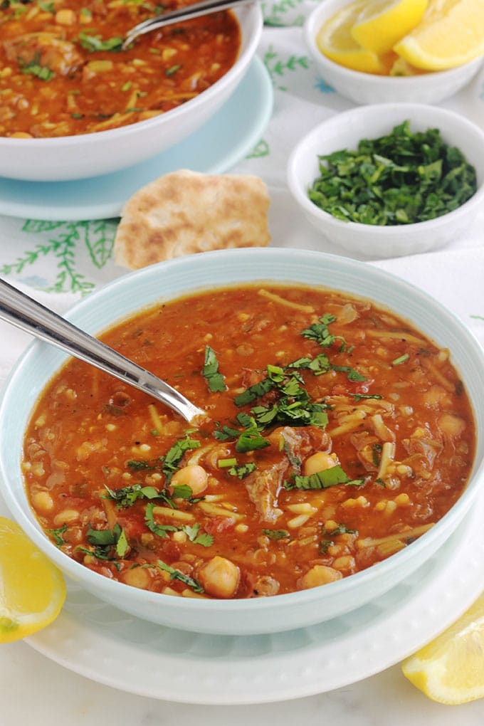 La recette authentique de la soupe marocaine traditionnelle - Harira ou Hrira. Elle est onctueuse et parfumée. Ses ingrédients de base : viande (ou sans pour une version végétarienne), légumineuses (pois chiches, lentilles...), céleri, tomates, épices, herbes aromatiques, riz ou vermicelles, tadwira (farine, eau). Au Maroc, c’est une soupe incontournable durant le ramadan.