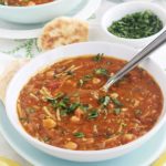 Délicieuse recette de la soupe marocaine traditionnelle - Harira ou Hrira. Elle est agréablement parfumée et onctueuse. Ses ingrédients de base : viande (ou sans pour une version végétarienne), légumineuses (pois chiches, lentilles...), céleri, tomates, épices, herbes aromatiques, riz ou vermicelles et tadwira (farine, eau). Au Maroc, c’est la soupe du ramadan, étant incontournable durant ce mois sacré.