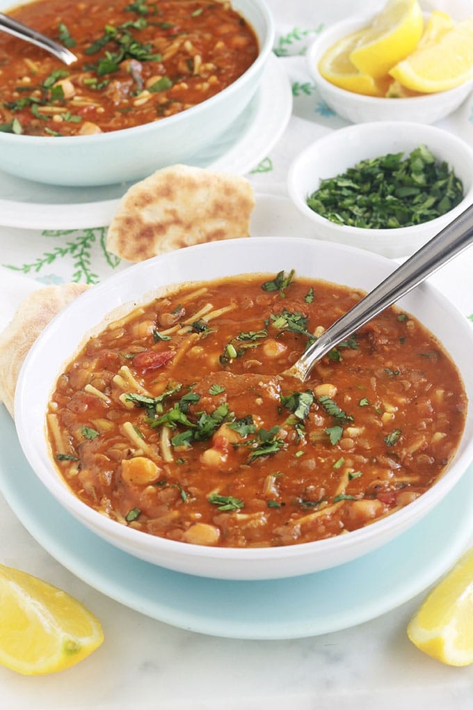 Délicieuse recette de la soupe marocaine traditionnelle - Harira ou Hrira. Elle est agréablement parfumée et onctueuse. Ses ingrédients de base : viande (ou sans pour une version végétarienne), légumineuses (pois chiches, lentilles...), céleri, tomates, épices, herbes aromatiques, riz ou vermicelles et tadwira (farine, eau). Au Maroc, c’est la soupe du ramadan, étant incontournable durant ce mois sacré.