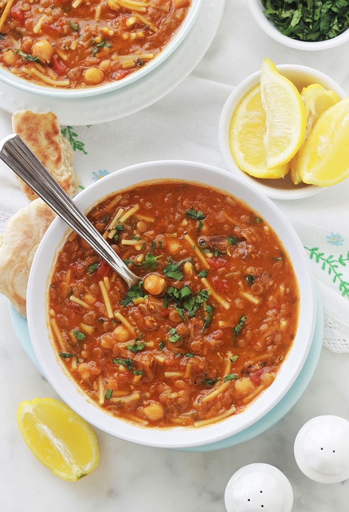 Délicieuse recette de la soupe marocaine traditionnelle - Harira ou Hrira. Elle est agréablement parfumée et onctueuse. Ses ingrédients de base : viande (ou sans pour une version végétarienne), légumineuses (pois chiches, lentilles...), céleri, tomates, épices, herbes aromatiques, riz ou vermicelles et tadwira (farine, eau). Au Maroc, c’est la soupe du ramadan, étant incontournable durant ce mois sacré.