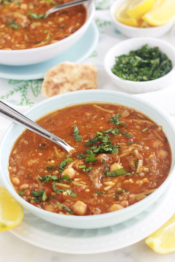 Délicieuse recette de la soupe marocaine traditionnelle - Harira ou Hrira. Elle est agréablement parfumée et onctueuse. Ses ingrédients de base : viande (ou sans pour une version végétarienne), légumineuses (pois chiches, lentilles...), céleri, tomates, épices, herbes aromatiques, riz ou vermicelles et tadwira (farine, eau). Au Maroc, c’est la soupe du ramadan, étant incontournable durant ce mois sacré.