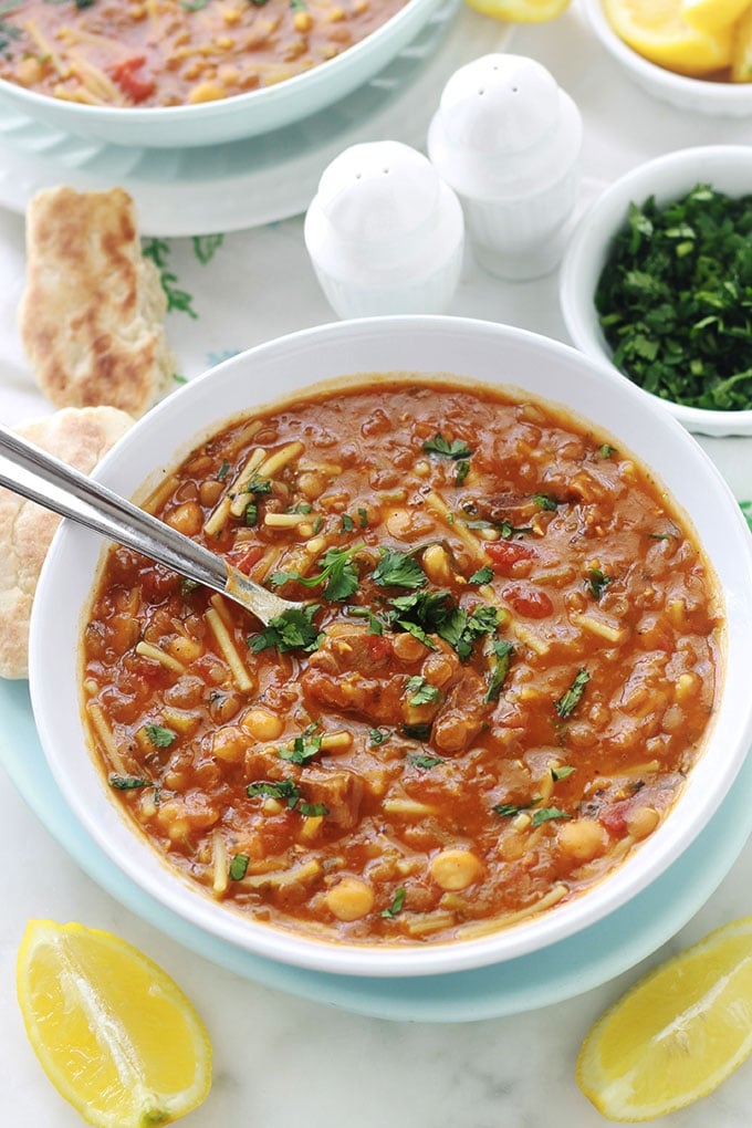 Délicieuse recette de la soupe marocaine traditionnelle - Harira ou Hrira. Elle est agréablement parfumée et onctueuse. Ses ingrédients de base : viande (ou sans pour une version végétarienne), légumineuses (pois chiches, lentilles...), céleri, tomates, épices, herbes aromatiques, riz ou vermicelles et tadwira (farine, eau). Au Maroc, c’est la soupe du ramadan, étant incontournable durant ce mois sacré.