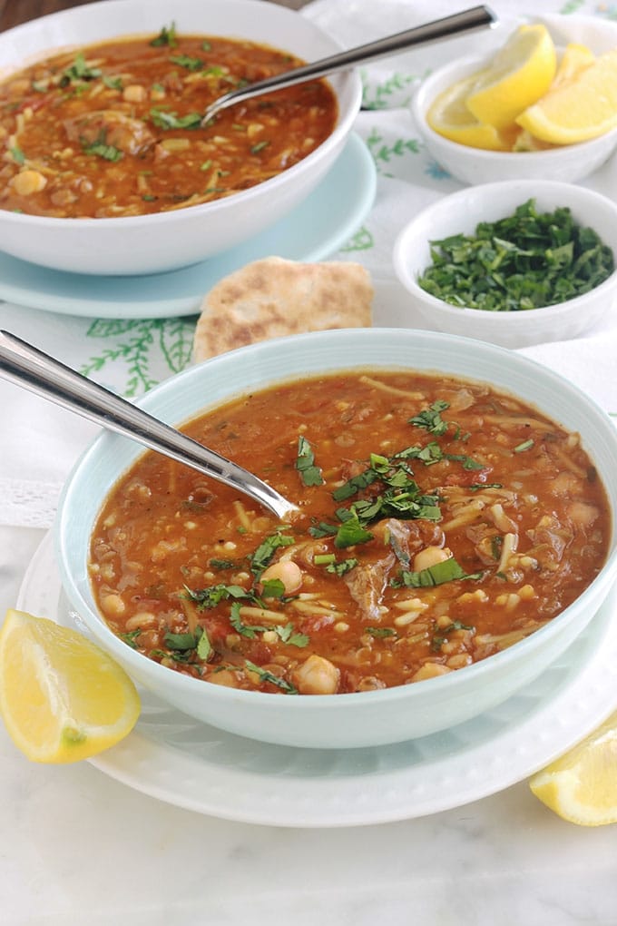 Délicieuse recette de la soupe marocaine traditionnelle - Harira ou Hrira. Elle est agréablement parfumée et onctueuse. Ses ingrédients de base : viande (ou sans pour une version végétarienne), légumineuses (pois chiches, lentilles...), céleri, tomates, épices, herbes aromatiques, riz ou vermicelles et tadwira (farine, eau). Au Maroc, c’est la soupe du ramadan, étant incontournable durant ce mois sacré.