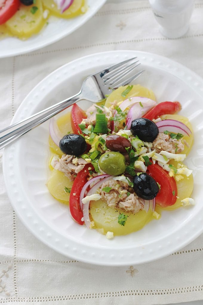 Salade de pommes de terre au thon simplissime avec tomate, oignon et olives. Vinaigrette sans mayonnaise : huile d’olive, jus de citron ou vinaigre, herbes aromatiques, épices. Tellement simple et tellement bonne.