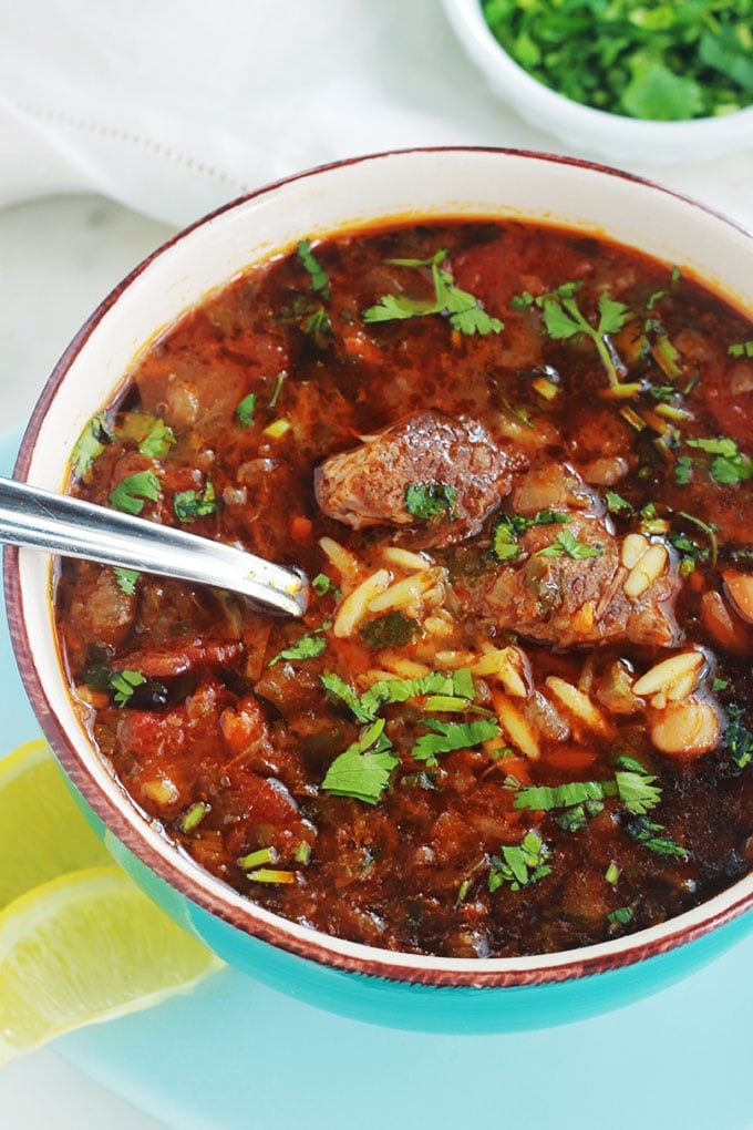 Recette de la chorba algérienne aux langues d’oiseaux, légumes et viande. Une soupe très parfumée aux épices et aux herbes aromatiques. En entrée, plat principal ou collation.