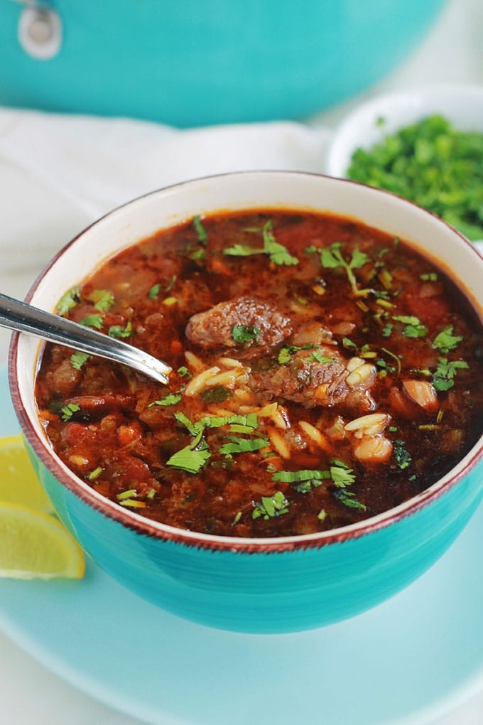 Recette de la chorba algérienne aux langues d’oiseaux, légumes et viande. Une soupe très parfumée aux épices et aux herbes aromatiques. En entrée, plat principal ou collation.