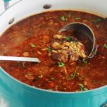 Chorba algérienne aux légumes avec des boulettes de viande hachée et pâtes langues d’oiseaux (tlitli ou orzo). Une soupe consistante, épicée et très parfumée. Servie avec un filet de jus de citron et de la coriandre ou persil haché, c’est divin!