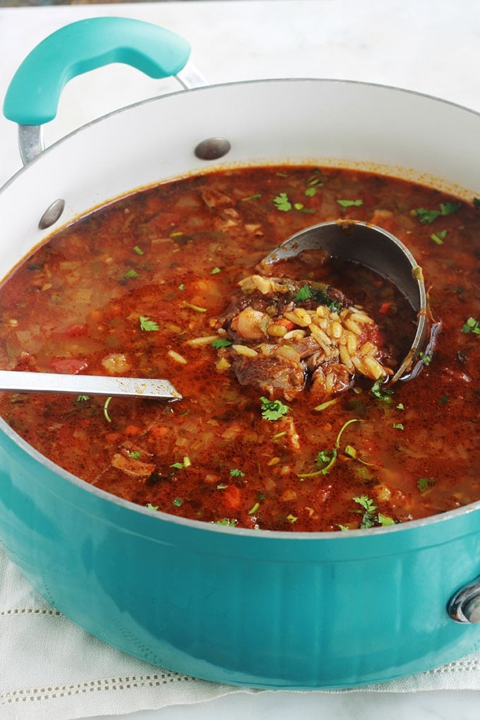 Recette de la chorba algérienne aux langues d’oiseaux, légumes et viande. Une soupe très parfumée aux épices et aux herbes aromatiques. En entrée, plat principal ou collation.
