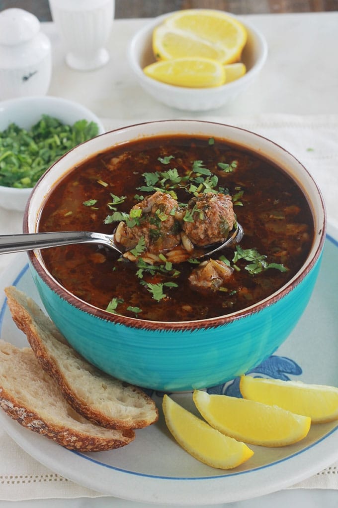 Chorba algérienne aux légumes avec des boulettes de viande hachée et pâtes langues d’oiseaux (tlitli ou orzo). Une soupe consistante, épicée et très parfumée. Servie avec un filet de jus de citron et de la coriandre ou persil haché, c’est divin!