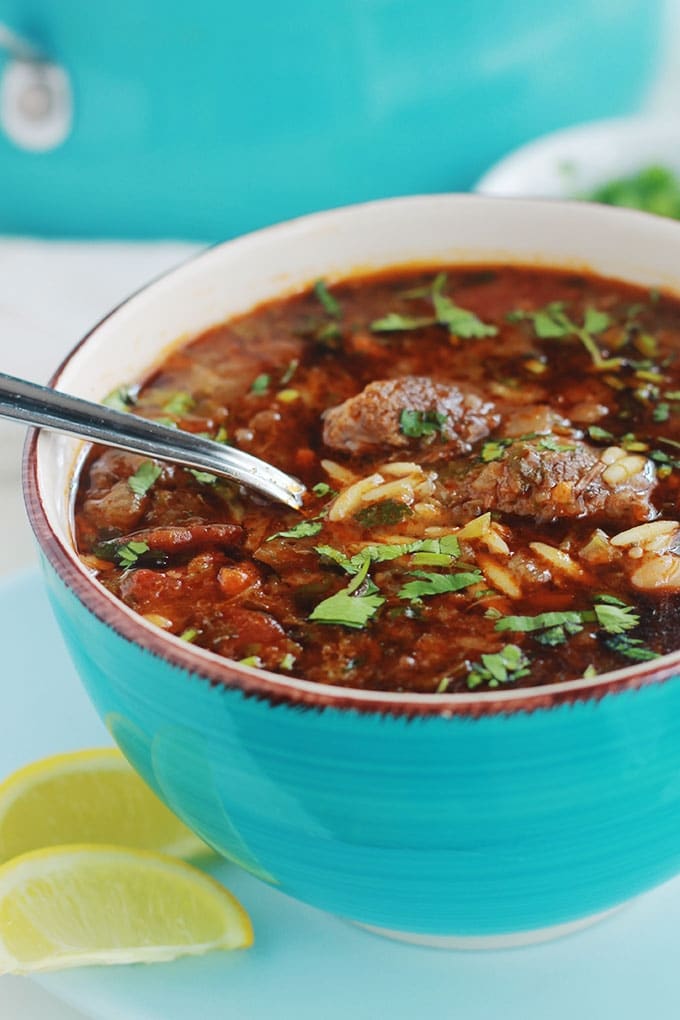 Recette de la chorba algérienne aux langues d’oiseaux, légumes et viande. Une soupe très parfumée aux épices et aux herbes aromatiques. En entrée, plat principal ou collation.