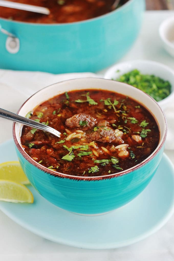 Recette de la chorba algérienne aux langues d’oiseaux, légumes et viande. Une soupe très parfumée aux épices et aux herbes aromatiques. En entrée, plat principal ou collation.