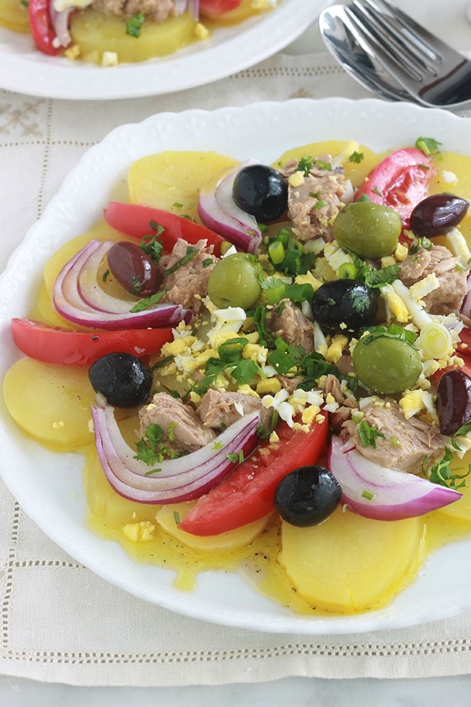 Salade de pommes de terre au thon simplissime avec tomate, oignon et olives. Vinaigrette sans mayonnaise : huile d’olive, jus de citron ou vinaigre, herbes aromatiques, épices. Tellement simple et tellement bonne.