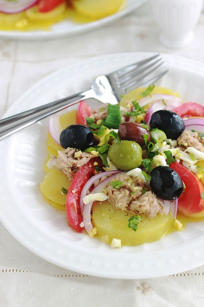 Salade de pommes de terre au thon simplissime avec tomate, oignon et olives. Vinaigrette sans mayonnaise : huile d’olive, jus de citron ou vinaigre, herbes aromatiques, épices. Tellement simple et tellement bonne.