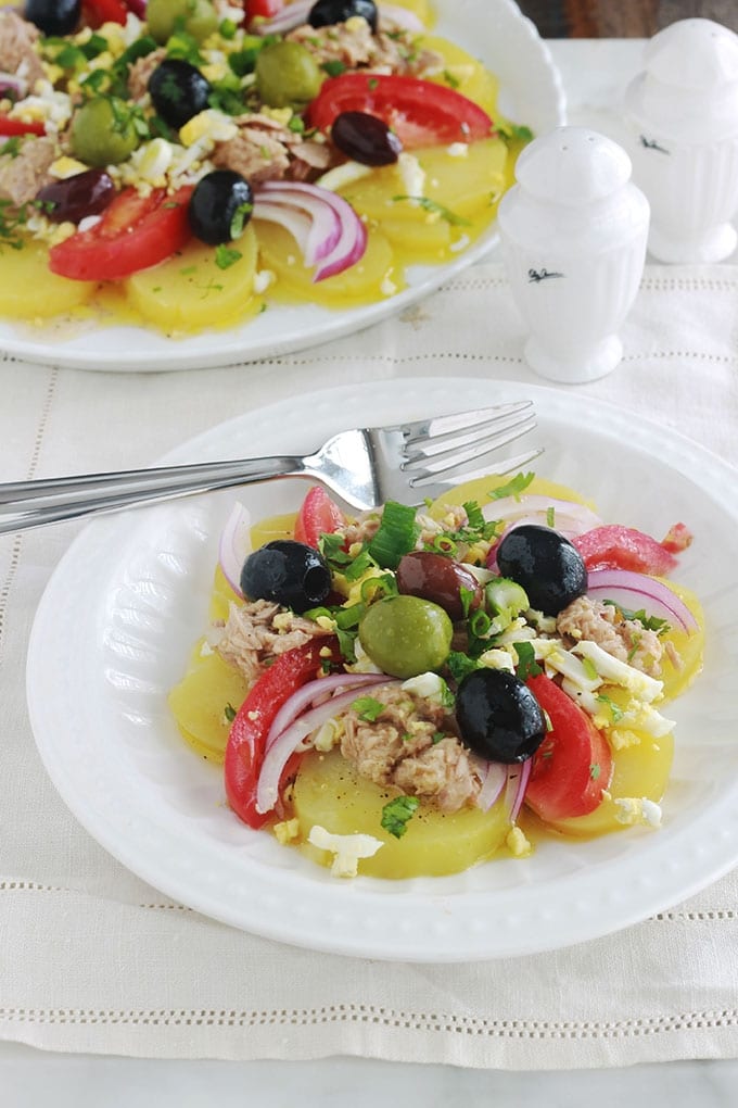 Salade de pommes de terre au thon simplissime avec tomate, oignon et olives. Vinaigrette sans mayonnaise : huile d’olive, jus de citron ou vinaigre, herbes aromatiques, épices. Tellement simple et tellement bonne.